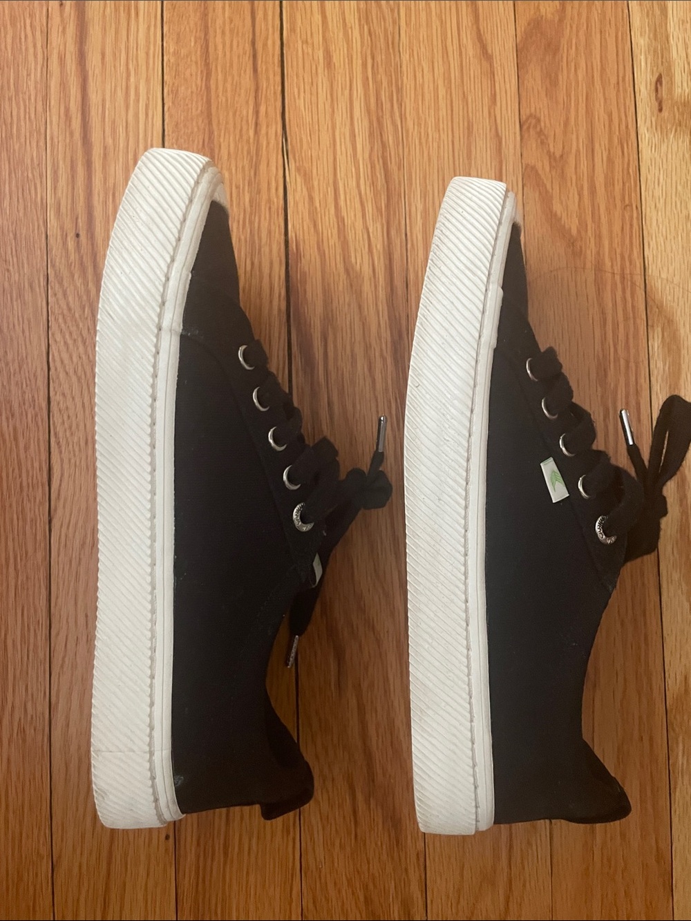 Cariuma Women’s Black Canvas Low-Top Sneakers with White Trim - Picture 5 of 7